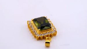 GOLD LOCKET SQUARE GREEN GEMSTONE 375 18K