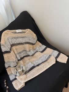 เสื้อถักขนสัตว์ผสมลายทางแบบเปิดหลัง ทรงปกติ แขนยาว คอกลม สำหรับผู้หญิง ฤดูใบไม้ร่วง 2025 แฟชั่นผู้หญิง