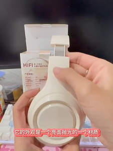 หูฟังบลูทูธแบบครอบหู สีดำ ชมพู และน้ำเงิน พร้อมแบตเตอรี่ใช้งานได้ยาวนานพิเศษ ดีไซน์พับได้ ป้องกันรังสี UV มีช่องใส่ซิมการ์ดในตัวเพื่อความเข้ากันได้กับโทรศัพท์มือถือและคอมพิวเตอร์ หูฟังตัดเสียงรบกวนแบบสเตอริโอ ลำโพงขนาด 40 มม. และการออกแบบแบบใส่ในหู