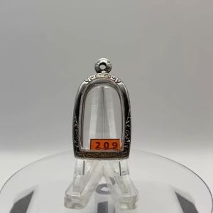 No.(209) ตลับพระ กรอบพระสแตนเลสลายไทย พิมพ์พระคงลำพูน หรือพิมพ์ใกล้เคียง ขนาดวงใน 2.1*3.3 ซม. ขนาดใส่สวย 1.8*3.0 ซม. หรือขนาดพระที่ใกล้เคียง