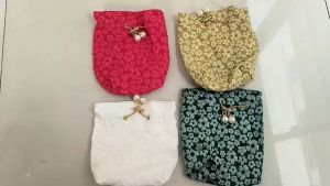 ถุงผ้า กระเป๋าใส่ของขวัญ ถุงผ้าปักลายดอกไม้ ถุงผ้าหูรูดประดับไข่มูก