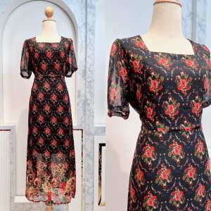 เดรสยาวทรงคอเหลี่ยมแขนกระบอกผ้าชีฟองและซาตินแคนดี้ลายดอกไม้สวยงามมาก