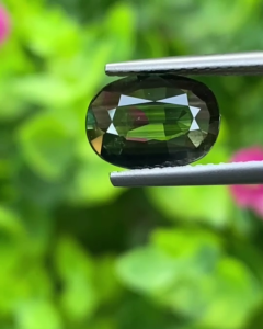 พลอย เขียวส่อง Green Sapphire 1.96 กะรัต (Cts.) ดิบ Unheated พลอยแท้ อัญมณีมงคลประจําวันเกิด เครื่องประดับพลอย