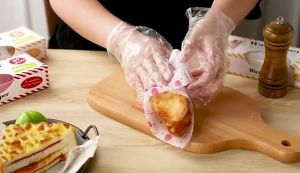 SUGA พร้อมส่ง กระดาษไขเปเปอร์แว๊ก กระดาษไขรองขนม กันน้ำ 50แผ่น ห่อขนม รองขนม ห่อขนมปัง ห่อของว่าง COD SUR138