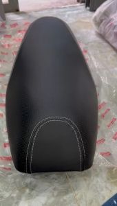 Yên zin hãng xe Exciter 135 đời 2010 ( nền đen chỉ trắng)