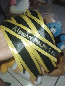 Selempang nama di buket wisuda