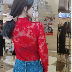 เสื้อลูกไม้ผู้หญิงแขนยาวสีแดงคอเสื้อสูงครึ่งเสื้อที่ใส่ข้างในขนาดใหญ่ฤดูใบไม้ร่วงสไตล์ใหม่ตาข่ายเสื้อลูกไม้