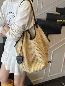 กระเป๋าถือไผ่ขนาดใหญ่แบบลำลองสไตล์เกาหลีสีพื้น กระเป๋าสะพายไหล่ข้างเดียวสำหรับฤดูร้อนในชายหาด