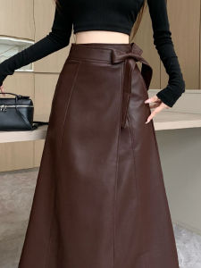 กระโปรงทรงเอเอวสูงผูกโบว์ผูกเชือกหนัง PU สำหรับผู้หญิง ฤดูใบไม้ร่วง/ฤดูหนาว กระโปรงยาวคลุมเข่าทรงเอ กระโปรงทรงเอแบบเปิดหน้า