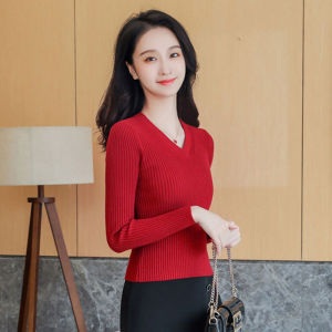 เสื้อไหมพรมเข้ารูปเสื้อถักคอวีแบบสั้นเสื้อท่อนบนเสื้อตัวในขนแกะสีล้วนเอวสูงใส่ด้านในสำหรับฤดูใบไม้ร่วงและฤดูหนาว2024เสื้อท่อนบน