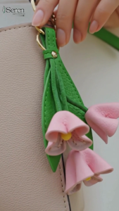 Charm hoa chuông iSeren chất da thật nhập khẩu Pháp phụ kiện treo túi xinh xắn cho nàng tạo gu thời trang cá tính cho nàng giữa đám đông du lịch dạo phố