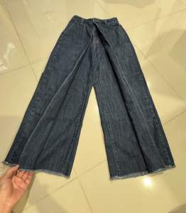 กางเกงยีนส์ทรงขากว้างเอวสูง แบรนด์ เนมแท้มือ2🔴GU❌S✅ เป็นขาที่เย็บผ้าสองขาสองชั้นเก๋น่ารักสวยมากค่ะ ตัดขา