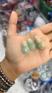 จี้แกะสลักน้ำเต้าหยกเจไดต์  Jade Hulu