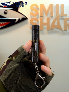 Smilingshark tip0020 Đèn pin móc treo đèn Led lõi ngô chống rơi đèn móc khóa siêu nhỏ gọn pin bao gồm đèn pin nhỏ có thể sạc 2 Gói Đèn pin móc khóa đèn khẩn cấp với 43 chế độ ánh sáng đèn làm việc và khung gấp cái mở nắp chai