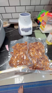 เบคอนเค็มอบแห้ง1กิโลกรัมสินค้าพร้อมทาน เก็บได้นาน เหมาะ กินกับข้าวสวย ข้าวเหนียวก็อร่อย ยำ ผัดข้าวได้ แช่เย็นช่องธรรมดา หรือ วางในอุณหภูมิปกติได้