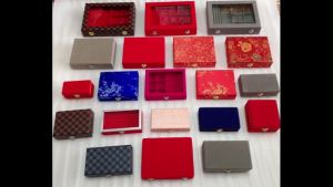 กล่องใส่พระกล่องใส่ทองกล่องใส่เครื่องประดับ3ชั้น54ช่อง(ช่อง4*5.5)ลายไม้แบบ ตับล็อก2จุด กล่องพระ กล่องเครื่องประดับที่คุณไว้วางใจได้ ผลิตจากวัสดุชั้นดี ทนทาน และมีความหรูหรา  ดีไซน์ทันสมัย สร้างสรรค์ด้วยฝีมือประณีต เพื่อเสริมความสง