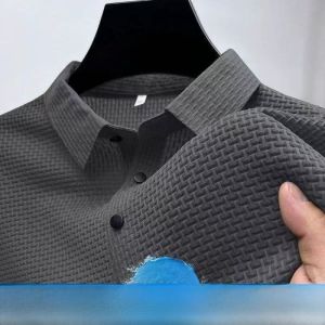 เสื้อยืดคอโปโลแขนสั้นผ้าไหมน้ำแข็งฤดูร้อนสำหรับผู้ชาย ระบายอากาศได้ดี แห้งเร็ว ทรงหลวม สไตล์ลำลอง เสื้อผ้าทำงาน