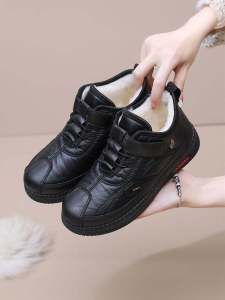 รองเท้าบูทผ้าฝ้ายหนังกันน้ำกันหนาวสำหรับผู้หญิง 2024 ฤดูหนาวใหม่ ส้นแบน พื้นนุ่ม รองเท้าสำหรับคุณแม่ บูทกันหนาวแบบสวมหัวกลม