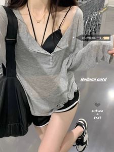 เสื้อยืดคอวีแขนยาวบางหลวมๆ สไตล์หวานและเผ็ดร้อนสำหรับผู้หญิงในช่วงฤดูร้อน เสื้อเชิ้ตระบายอากาศแบบบางๆ ที่เปิดหลังจากใส่เสื้อชั้นใน