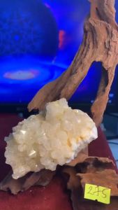 Đá thạch anh tự nhiên tinh thể lắp lánh tán sắc phong thủy mã 275