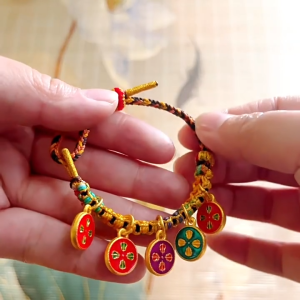 已开光 藏式五路财神彩绳西藏林芝桃花节旅游纪念品手工编织手链绳五路财神金刚绳礼物 Five-way God of Wealth Colorful Rope Bracelet Woven Red Rope for Women Adjustable Thangka Bracelet Five-color Thread Gift