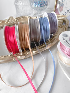 ริบบิ้นคุณภาพสูงแบบสองด้าน โพลีเอสเตอร์ ผ้าซาติน กว้าง 3 มม สำหรับงานแต่งงาน โบว์ผูกของขวัญสุดหรู ริบบิ้น ผ้าไหม สำหรับงานเย็บปักถักร้อย DIY ที่บ้าน