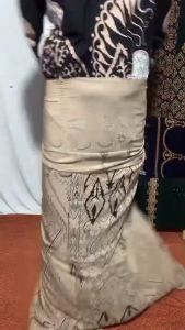 SARUNG BATIK PEKALONGAN PRIA TERBARU MOTIF KEKINIAN DAN TERLARIS JAGAT LEMBUT DEWASA SANTRI HITAM