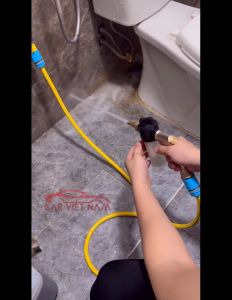 Bộ vòi tưới cây rửa xe đa năng kèm bình tạo bọt. Ống nước kết cấu 3 lớp. Bao gồm rulo cuộn ống đủ các phụ kiện