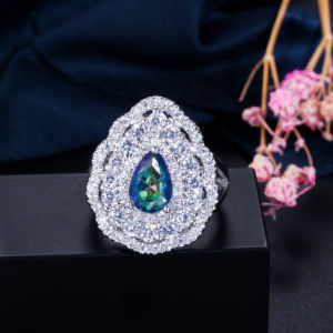 เลื่อมแหวนประดับละเอียดอ่อนสำหรับผู้หญิงสีขาวทองฝังเต็มพื้นผิวเพชรสังเคราะห์ AAA หินสีฟ้าสดใสฉีกเป็นชิ้นเล็กๆใส่ SR129 งานประกวด สำหรับผู้หญิง