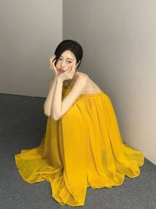 ชุดเดรสสั้นชายหาดสีเหลืองที่สวยงาม คอวี แขนกุด เดรสสั้นผ้าโพลีเอสเตอร์ ฤดูร้อน 2024 เดรสสั้นชายหาดแบบสวมหัว ชุดเดรสฤดูร้อน