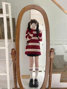 เสื้อสเวตเตอร์ถักลายทางสีแดงหลวมๆ สำหรับผู้หญิง คอลเลกชั่นฤดูใบไม้ร่วง/ฤดูหนาว 2025 เสื้อสเวตเตอร์ถักคอตั้งแบบสวมหัว