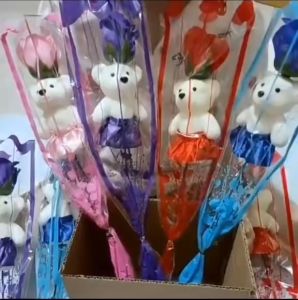 ช่อดอกกุหลาบประดิษฐ์ รูปหมีน่ารัก เหมาะกับของขวัญวันวาเลนไทน์ สําหรับแม่ และเด็ก