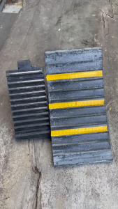 Wheel Stopper Wheel Chock Vehicle Truck Tire Stop Block Wheel Ramp Skid Stop Wheel Alignment Block Car Truck Tire Anti-slip Stopper Portable Tire Locator Auto Rubber Tyre Positioner Tire Anti-skid Triangle Pad