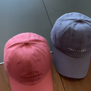 VINTLOOK หมวกเบสบอลสไตล์ญี่ปุ่นดีไซน์เรียบง่าย มีตัวอักษรปัก ใส่ได้ทั้งผู้หญิงและผู้ชาย ระบายอากาศได้ดี ป้องกันแสงแดด หมวกแก๊ป ทันสมัยด้วยการปัก \"CHALLENGE\" สไตล์เกาหลี มีให้เลือกหลากสี ใส่ได้ทั้งสองเพศ