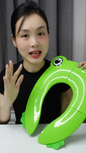 Nắp thu gọn bồn cầu cho bé đi vệ sinh có thể gắp gọn mang ra ngoài đi du lịch