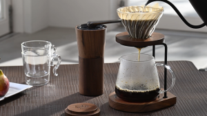 Phễu V60 thủy tinh pha cà phê Hario V60 Glass Dripper Walnut size 02 (đế gỗ walnut cao cấp)