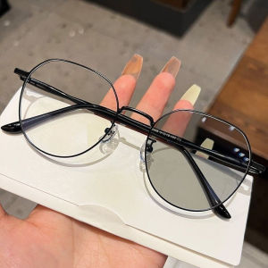 1pcs Elegant Women Oversized Gold Frame Glasses Face‑Slimming Design Photochromic Lenses for Daily Wear