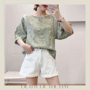 QZshop  ห้ามพลาด เสื้อผ้าแฟชั่นผู้หญิง งานน่ารักๆสำหรับสาวๆ มี 4 โทนสีให้เลือก ลายเสื้อแบบตารางเพิ่มดีเทลด้วยลายดอกไม้ ผ้าใส่สบายราคาไม่แพง