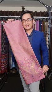 58.ผ้าฝ้าย ผ้าทอทั้งผืน ลายยกดอกนกยุง สีชมพู