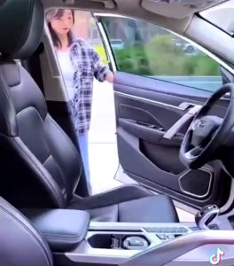 Móc Treo Đồ Ô Tô Kiêm Giá Kẹp Điện Thoại Tiện Lợi Xoay 360 Độ Chịu Lực Tốt