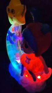 Lồng đèn cô gái ngòi trên mặt trăng