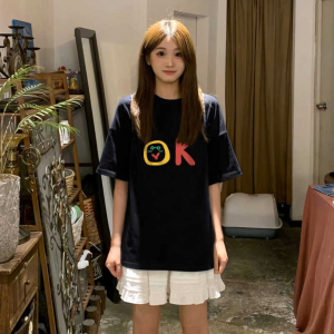 T-Shirt Wanita Lengan Pendek Korea Style Motif Huruf OK Warna Cerah Katun Tipis Bernapas Premium Desain Streetwear Longgar Slim Fit Tren Musim Panas 2025 Baju Ukuran Besar Gaya Minimalis Elegant Manis dan Imut Santai Serbaguna Kerah Bulat Tops
