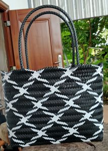 กระเป๋าสานพลาสติก กระเป๋าแฮนด์เมค ขนาด35×11สูง31เซนติเมตร  สานจากเส้นพลาสติกตราลูกโจ้ ทนทาน ทำความสะอาดง่าย