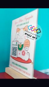 In mã QR mèo thần tài theo yêu cầu kèm Bảng Mica Thailand đế gỗ sang trọng Kích thước lớn A5