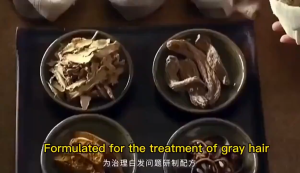 Dầu gội thảo dược làm đen tóc 300ml Dầu gội Polygonum multiflorum có thể biến mái tóc bạc của bạn thành mái tóc đen Thành phần tự nhiên và hữu cơ Không có mùi gây kích ứng Dầu gội làm đen tóc