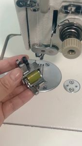 Chân vịt Chống Nhăn MAY VIỀN MAY LAI 1 HOẶC 2 BÁNH XE dùng cho máy may 1 kim công nghiệp (GIÁ 1 CÁI)