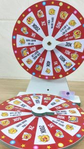 Vòng quay lì xì 16 ô hot trend 2026 trắng đỏ bằng gỗ MDF chống nước an toàn