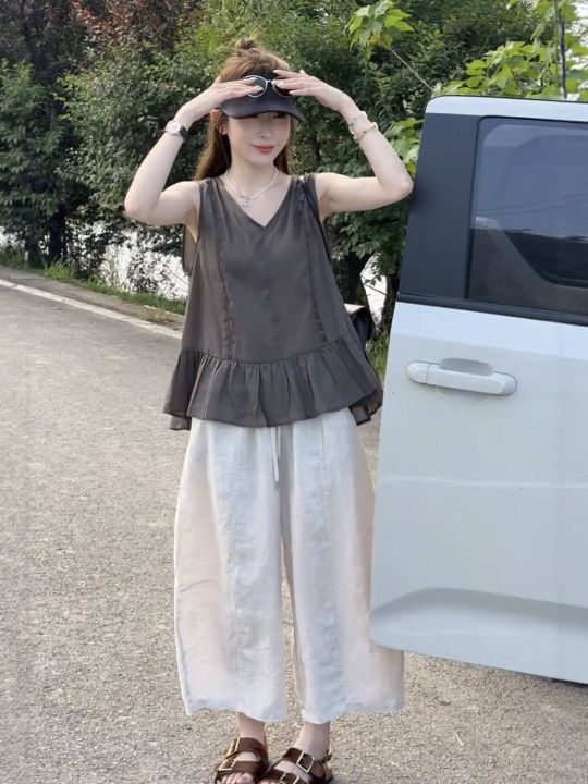 Elegant%20Silk-Linen%20Blend%20Two-Piece%20Set%20Women's%20V-Neck%20Flared%20Sleeveless%20Top%20and%20Wide%20Leg%20Crop%20Pants%20-%20Image%203