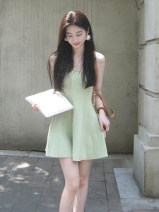 ฤดูร้อน 2024 เรียบหรู เรียบง่าย ผู้หญิง เสื้อกั๊ก เดรส สไตล์วิทยาลัย หวาน สั้นเอวซับสีบริสุทธิ์ กระโปรงทรงเอ ไม่มีแขนเสื้อ