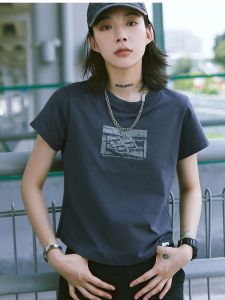 เสื้อทีเชิ้ตแบบสั้นแนวญี่ปุ่นเจนนี่เสื้อแขนสั้นผ้าฝ้ายล้วนคอกลม T สีพื้นพิมพ์ลายแบบลำลองเข้ารูปดูมีดีไซน์นิยมในคนกลุ่มหนึ่งสำหรับผู้หญิง